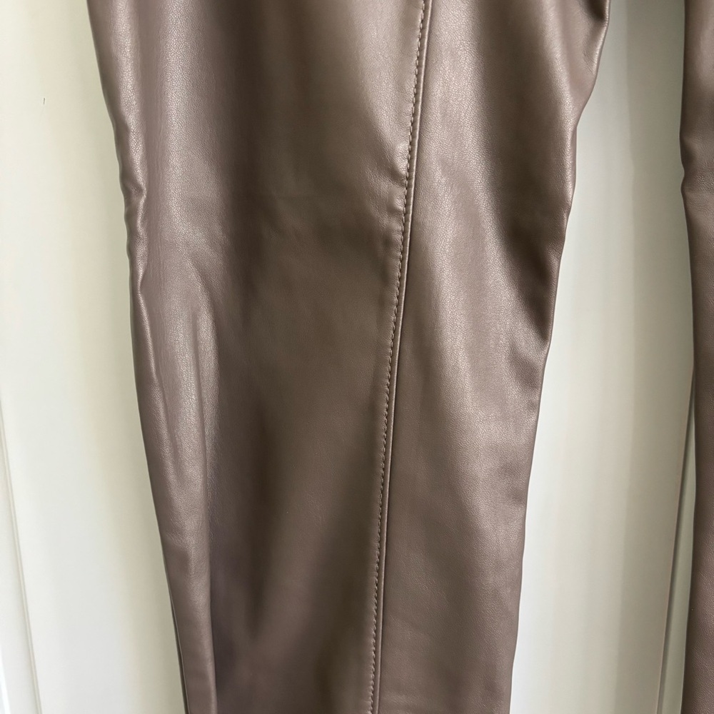 ❤️2/$15 or 3/$21❤️Abercrombie & Fitch Taupe Faux Leather Leggings, Size M - Picture 3 of 10